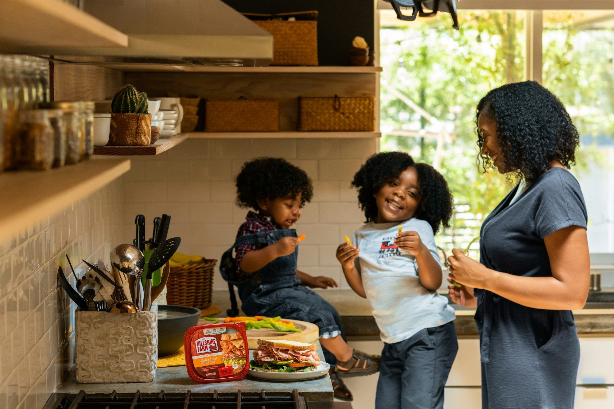 Mãe e filhos na cozinha de casa